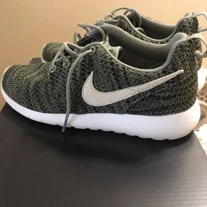 Nike Roshe Snake Print women’s size 7/youth size 5
